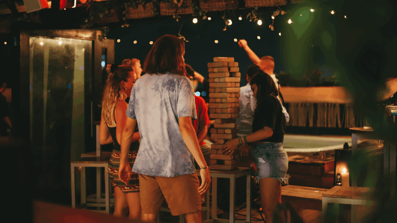 How to Meet People While Traveling