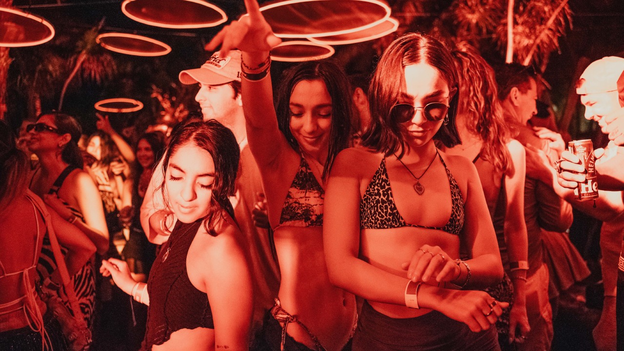 Areia Beach Club came alive with the “Terms & Conditions” party vibes!