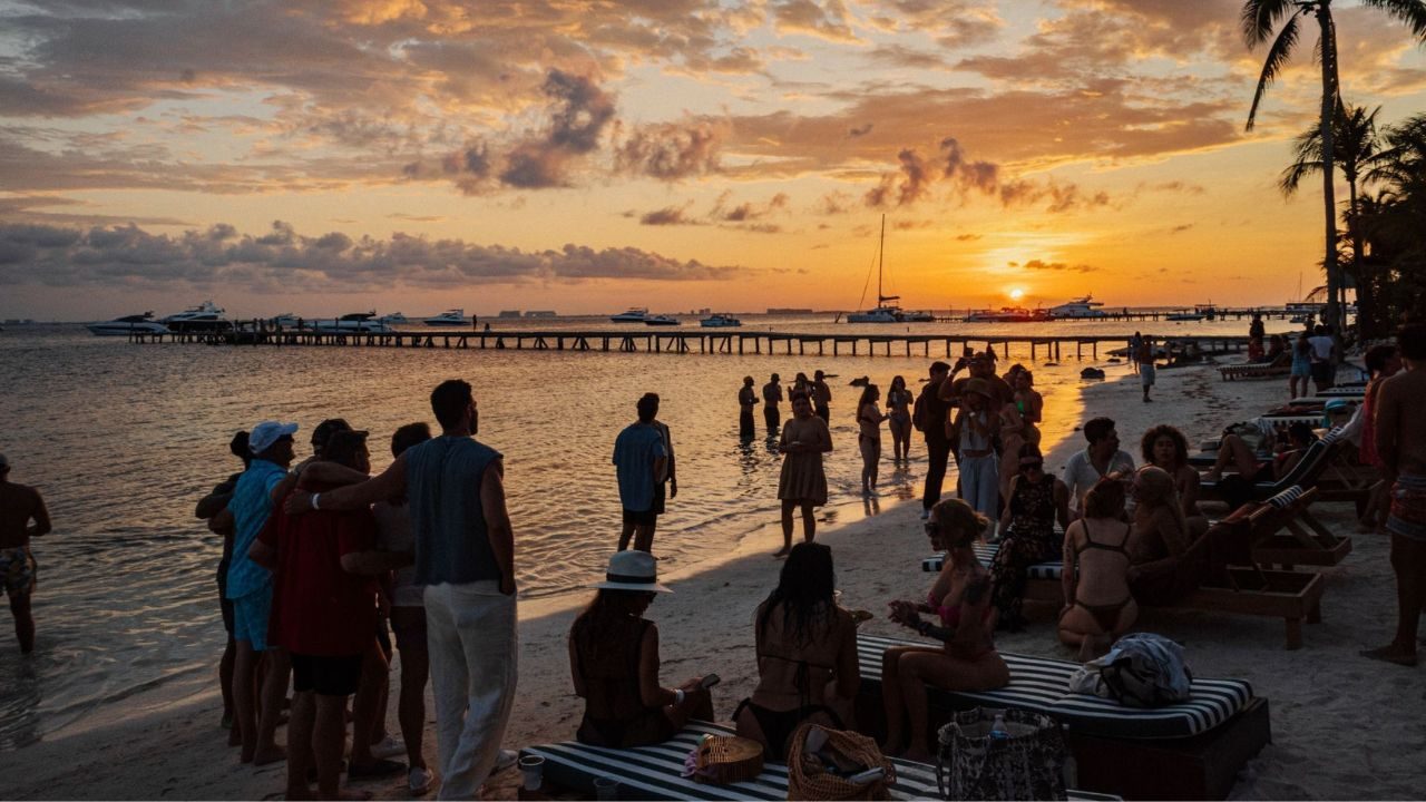 How to Make Friends from Around the World While Traveling: The Complete Guide